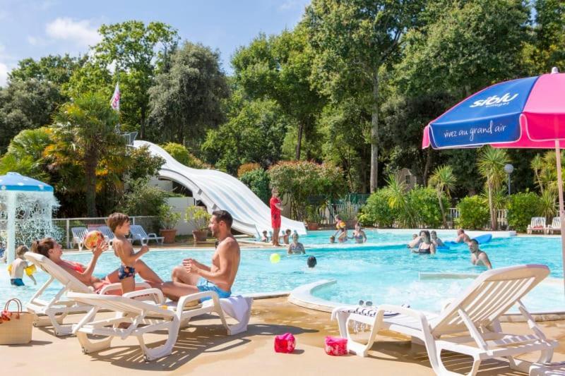 Camping Officiel Siblu Les Pierres Couchees 圣布里文莱丝皮恩 外观 照片